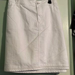 TJ Banks Womens white summer skirt
